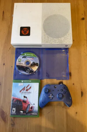 Clean fully working Xbox one s with controller and forza horizon 3 and Assetto corsa