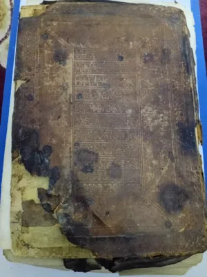 مصحف قديم لمن يعرف قيمة الزمن الجميل والنوادر
