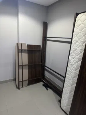 سرير خشبي بحاله ممتازه جدا  مع مرتبه جديده طبي