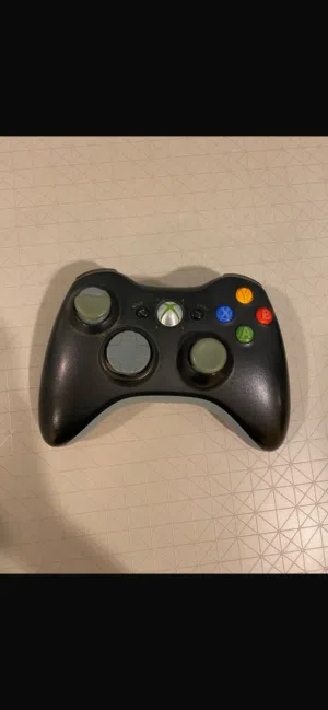 يدة تحكم للxBox + يدة تحكم للبليستيشن مستعمل وبحالة ممتازة جداً واليدة الواحدة ب5د.ك