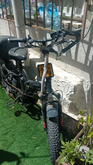 دراجة كهرباءية 48 فولت 15 امبير مطور 70 شوكة سنكرس وسط مع خوذة وصندوق خلفي بدون شاحن