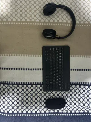 كيبورد ايباد مع شاحن ،سماعة قابلة للطي ،ماوس مع الكيبورد