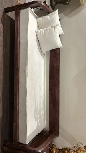 كرسي خشبي للبيع شبه جديد