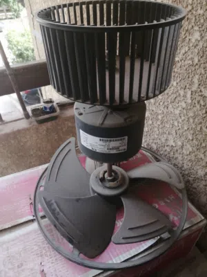 مروحة تكييف كاريير 2 وربع حصان شباك  بالموتور فقط تحتاج تغيير جلبة او رولمان بلي