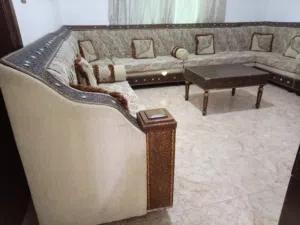 مجلس 18مقعد مستعمل بحاله جيده جداً فرش متحرك اسفنج ضغط مرتب موجود في اربد حواره