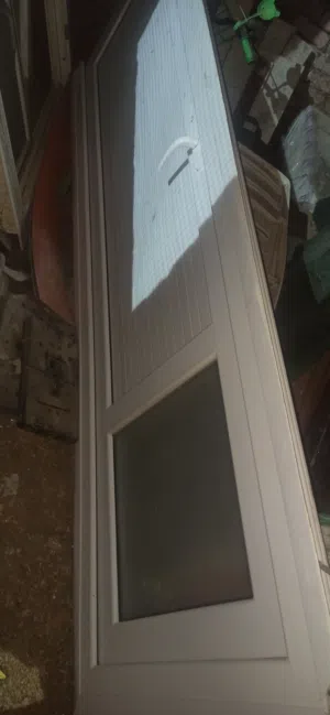 باب 2.2. في 78 سم.     وشباك جرار متر في متر  Pvc