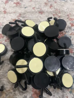 لاصق للأشياء الخفيفه