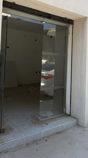 محل 4/8 في حي الاندلس جامع العروسي النشاط المسموح مكتب الايجار 1500 مقدم 3شهور من المالك طول