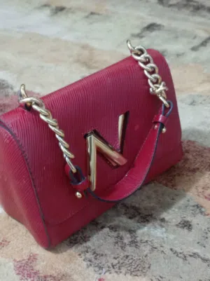 شنطه حمره استعمال خفيف