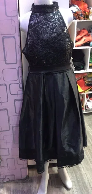 فساتين للبيع 11 فستان لبسة وحدة بسعر 45 كلهم والواحد ب 5