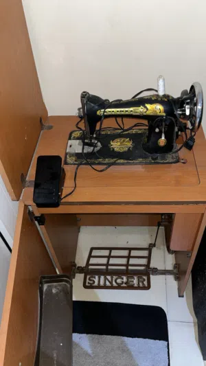 للبيع جهاز خياطه شبه جديد مو مستعمل واجد مع كل الاغراض