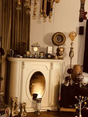بار استعمال خفيف لون عاجي مع مرآه اماميه وأدراج باللون العنابي المخمل