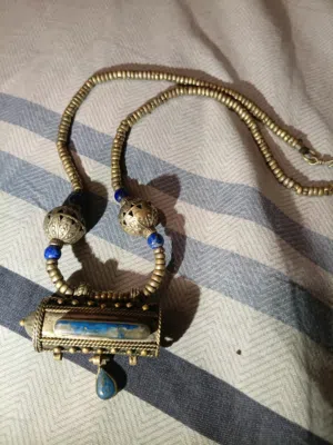 قلادة من النحاس العتيق