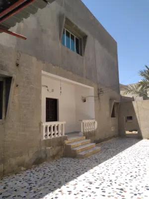 أرض عليها ثلاثة منازل البيع بسعر الارض