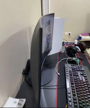 للبيع شاشه سامسونغ تنفع للعب 75 فريم استخدام خفيف حط سعرك وشيل