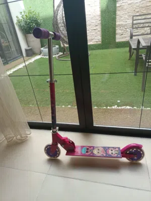 A new Scooter for 4-7 years old used but no scratches 100% normal