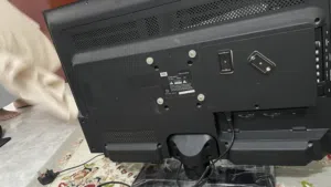 تلفزيون للبيع نوعه TCL 32 بوصه ومعه قاعدتين للبيع ب300 بيعه مستعجله