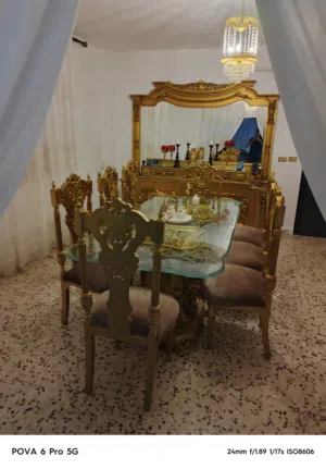 طاولة سفره 8 مقاعد مع دينسوار ضخم تحفه حفر