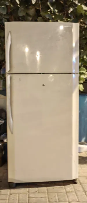 ثلاجة كبيرة نوع (شارب) (Sharp) المواصفات موجودة في الصورة الثا المنطقة مدينة حمد 22