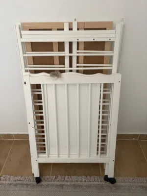 سرير اطفال نظييف للبيع