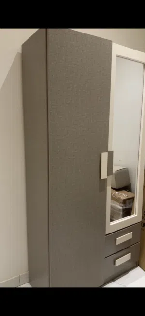 دولاب ملابس مع مراية ودرجين نظيف جداً