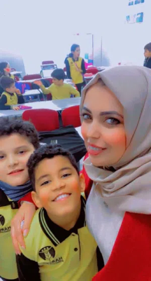 معلمة لغة عربية وإنجليزية ورياضيات