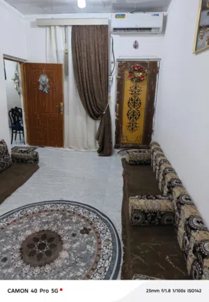 بيت تجاوز  البيت نظيف كولش السقف سندويج يحتوي ع غرفتين وهول ودولنيه وطارمه وحمام وتواليت