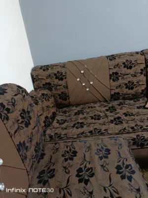 طقم كورنر لون بني مجوزات عدد 3 و مفردة عدد1 بحاجة إلى صيانة بالخشب وفي مزع خفيف من الجنب للبيع ب 15