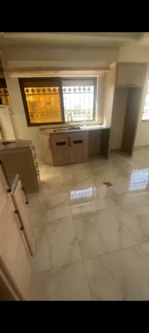 شقه غرفتين و صاله طابق اول بناء جديد في البنيات مقابل صيدليه المرج