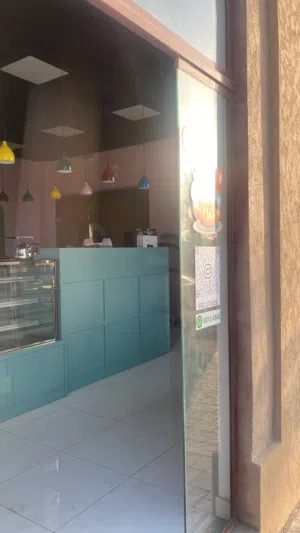 بيع مقهى وحلويات مجهز ويعمل في موقع معروف وحيوي