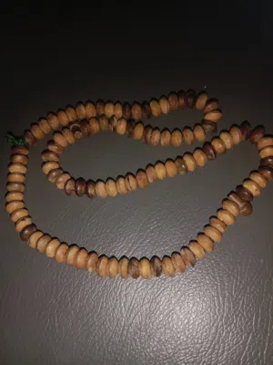 مسبحه من خشب الزيتون قديمه جد