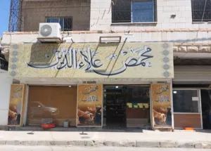 محلات تجارية وسط السوق المزدحم