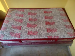 سرير كامل 120×200 سم مرتبة برادو + قاعدة مغلفة بالبلاستيك بحالة ممتازة