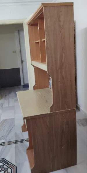 مكتب دراسي مع مكتبة متصلة