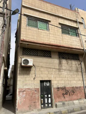 مستودع طابقين + شقتين للسكن+ برج اتصالات على السطع مؤجر مخيم الزرقاء قرب مدارس وكالة الغوث