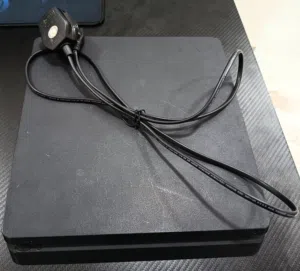 للبيع بلايستيشن 4 سليم بروحة بدون اغراض فقط الواير