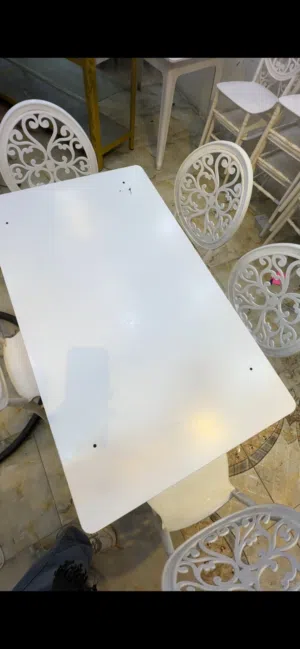 طاوله طعام تحتوي على. 4  كراسي وصف مهم