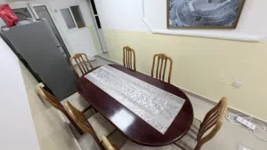 طاوله طعام شبه جديده تكفي 9 اشخاص مع 7 كراسي
