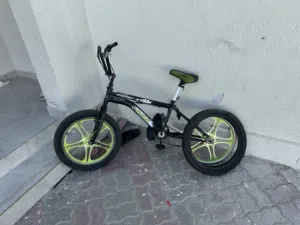 سيكل bmx يجيك مع منفاخ هوا و معدات لتصليح
