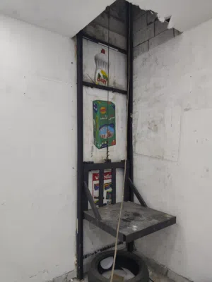 مصعد وقرمه احرف مضاءه  وطاولة كاش وجهاز نقاط بيع ورفوف ومظلات للبيع جديد بحالة الوكالة