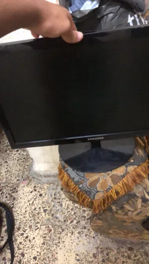 شاشة كمبيوتر جديدة على الفحص