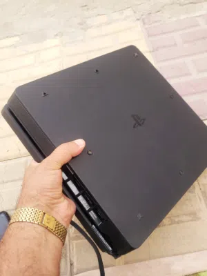 Ps4 مع يدين و3سيديهات ب130الف