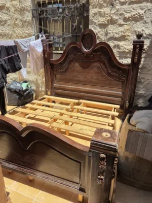 سرير كامل مع 2 كومدنيه و فرشه