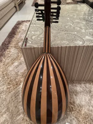 عود تامر الأسمر عود في حاله جدا جدا ممتازه و عود احترافي و لتعلم و الاحتراف العود عليه أوتار جديده