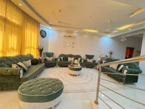 طقم جلوس نظيف مع بف لعدد 15 شخص مع 3 طاولات خدمية.. الطقم بحالة جيدة.