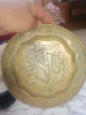 صحن نحاس قطر 30سم وصدفة محار عرض 30 *25 سم وزن 4 كيلو وجدو داخل مغاره للبيع