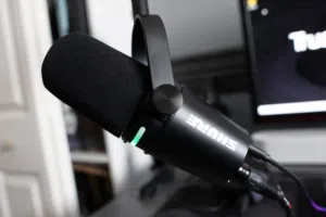 للبيع مايك +Shure MV7 مع ستاند +Rode PSA1