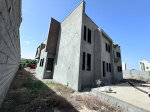 عقار فيلا دورين للبيع- مصراتة -كرزاز- بالقرب من سوق البركة  -أرض 1700م2 - مسقوف 580م2 تقريبا