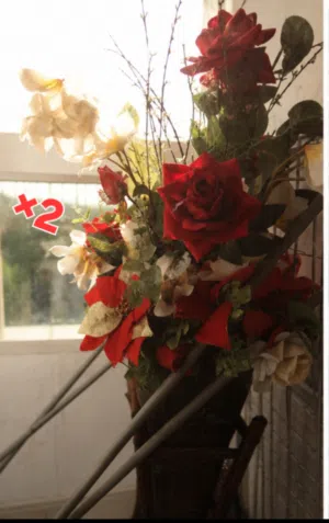 Set of 2 Beautiful Vases Filled with  Flowers  مذهريتان كبيرتان مليئتان بالورود الجميلة. . .. ....