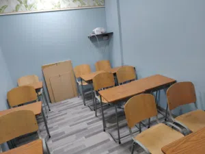 student desks and chairs available in very good condition تتوفر مكاتب وكراسي طلابية بحالة جيدة جداً